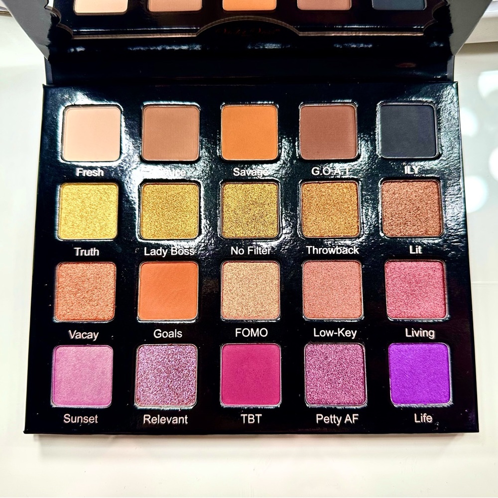 Violet Voss Pro Eyeshadow Palette “Hashtag”